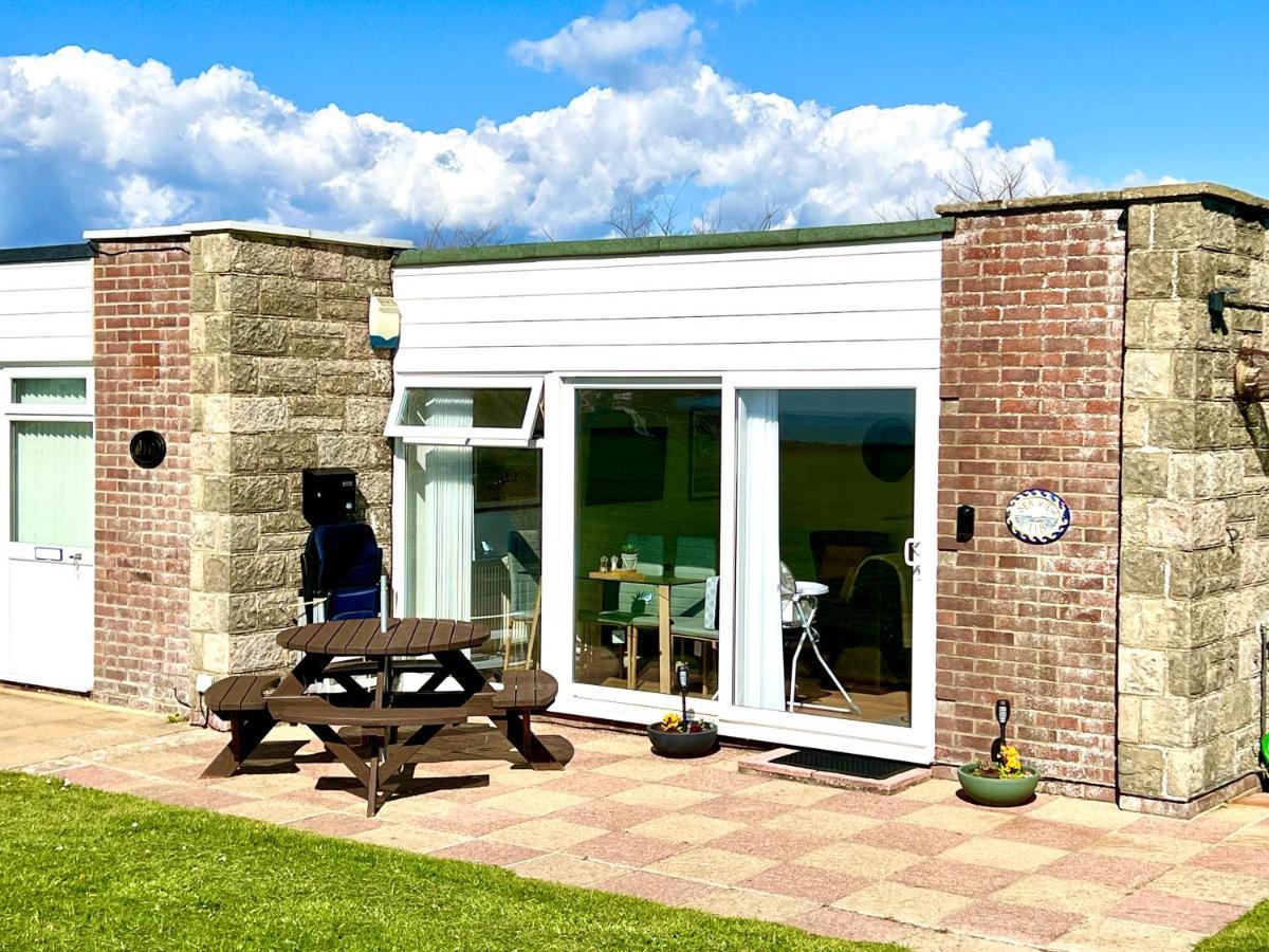 Seaview Self-Catering Coastal Bungalow In Rural West Wight フレッシュウォーター エクステリア 写真